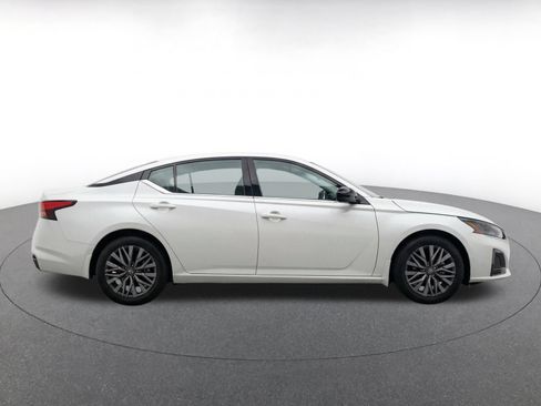 Used 2025 Nissan Altima 2.5 SV FWD image 14