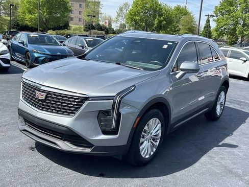 Used 2024 Cadillac XT4 Luxury w/ Cold Weather Package FWD image 8