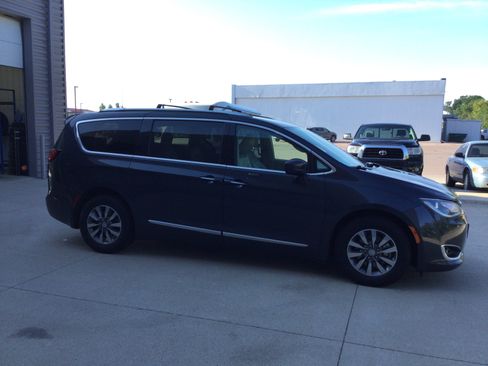 Used 2020 Chrysler Pacifica Touring-L Plus FWD image 3