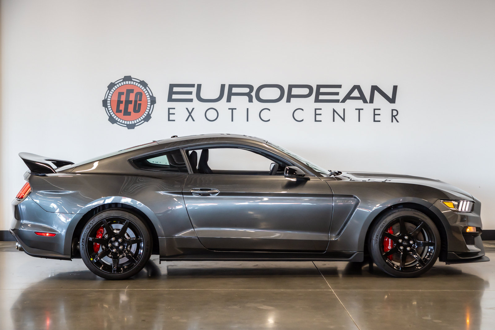 Used 2019 Ford Mustang Shelby GT350R w/ GT350R Equipment Group 920A RWD image 11