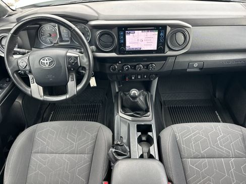 Used 2019 Toyota Tacoma TRD Sport image 3