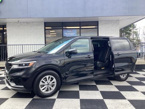 Used 2023 Kia Carnival LX image 8