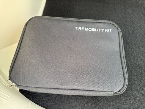 Used 2024 Genesis GV60 RWD image 13