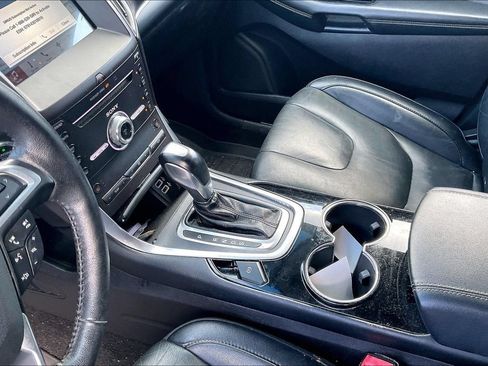 Used 2018 Ford Edge Titanium w/ Technology Package FWD image 15
