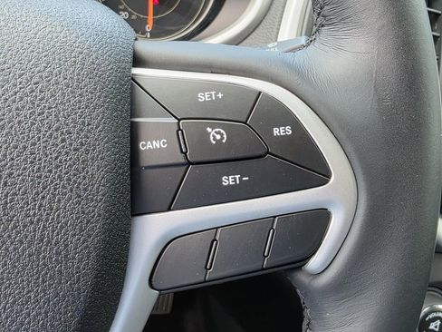 Used 2018 Jeep Cherokee Latitude Plus w/ Comfort/Convenience Group FWD image 28