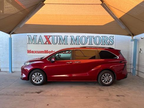 Used 2023 Toyota Sienna XLE image 3