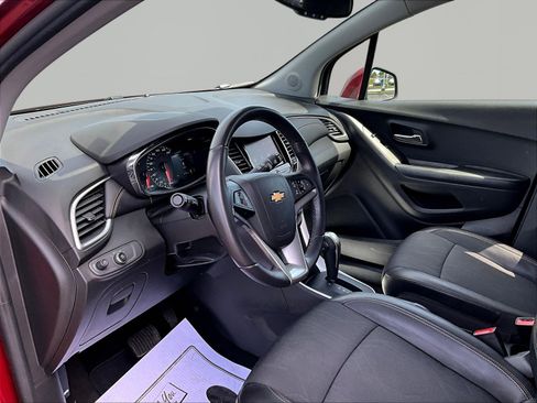 Used 2022 Chevrolet Trax LT w/ LT Convenience Package AWD/4WD image 17