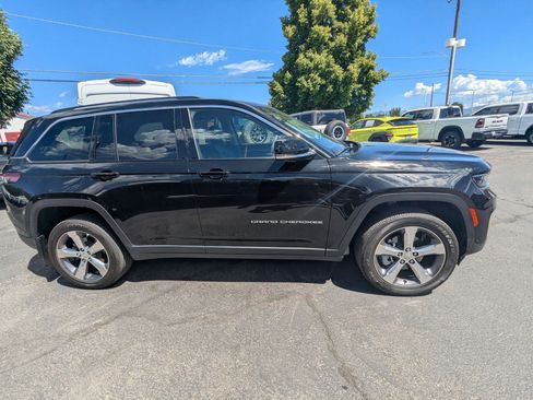 Used 2022 Jeep Grand Cherokee Limited w/ Luxury Tech Group II AWD/4WD image 2