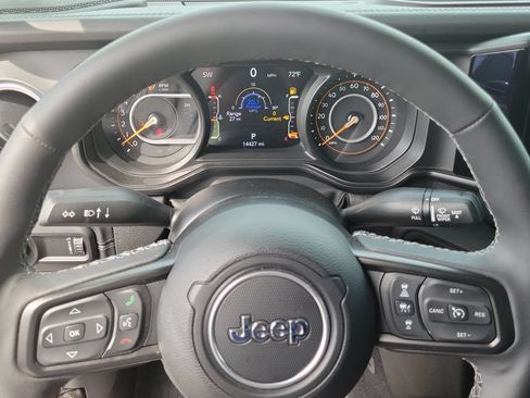 Used 2025 Jeep Gladiator Sport AWD/4WD image 22