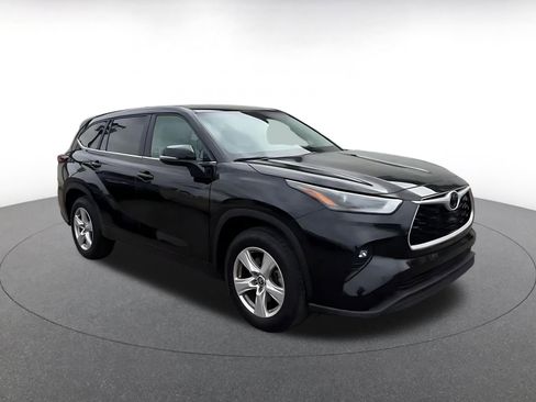 Used 2025 Toyota Highlander LE FWD image 3