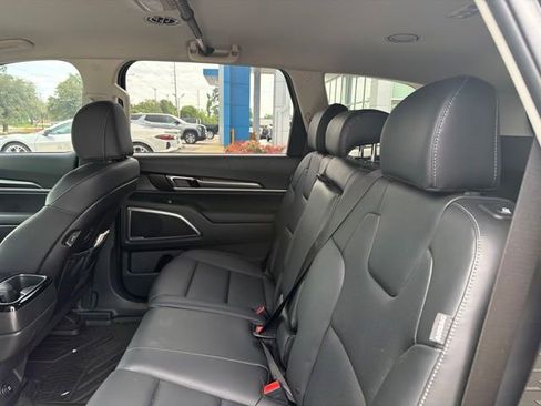 Used 2025 Kia Telluride LX FWD image 9