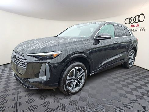 Certified 2025 Audi Q5 Premium w/ Convenience Package AWD/4WD image 3