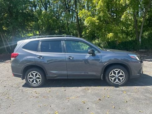 Used 2022 Subaru Forester Premium AWD/4WD image 2
