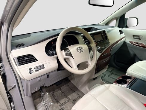 Used 2013 Toyota Sienna XLE image 10