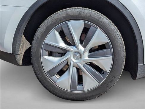 Used 2024 Tesla Model Y Long Range AWD/4WD image 25