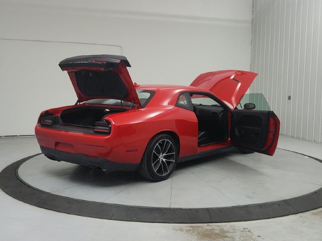Used 2018 Dodge Challenger R/T Scat Pack w/ Leather Interior Group RWD image 16
