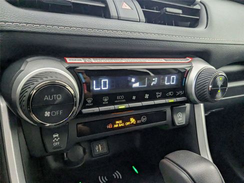 Used 2025 Toyota RAV4 XLE FWD image 21