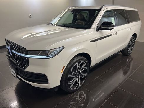 New 2026 Lincoln Navigator L Black Label AWD/4WD image 3