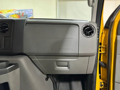 Used 2011 Ford E-150 and Econoline 150 Wagon image 39