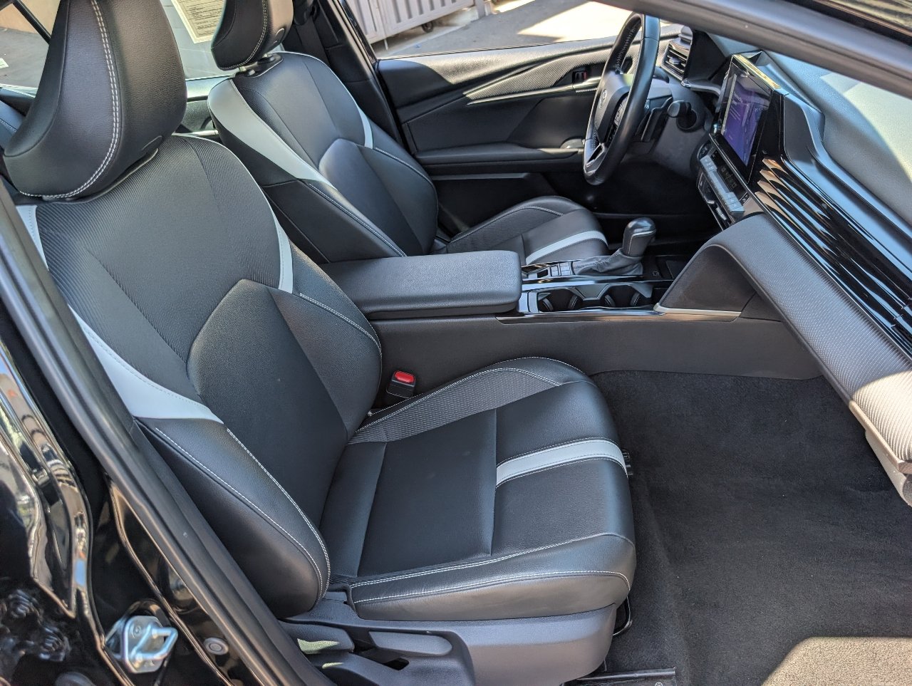 Used 2025 Toyota Camry SE FWD image 8