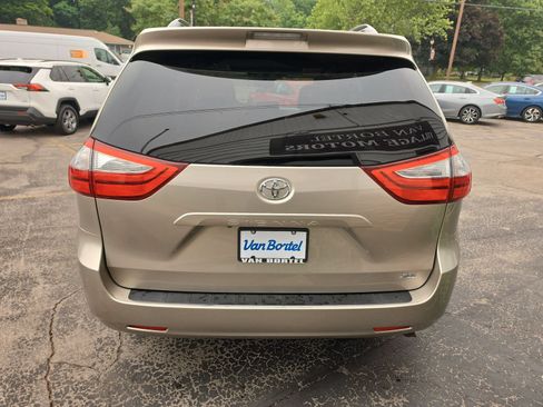 Used 2017 Toyota Sienna XLE FWD image 6