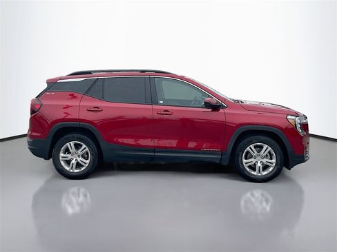 Used 2024 GMC Terrain SLE w/ Driver Convenience Package image 8