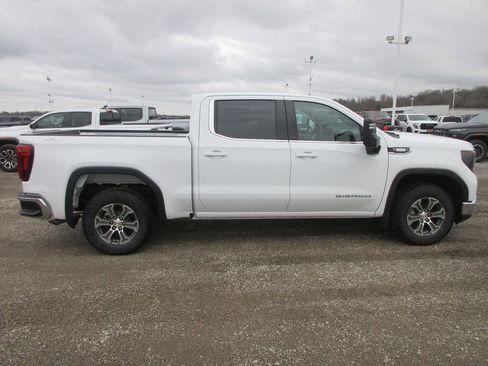 New 2026 GMC Sierra 1500 SLE image 3