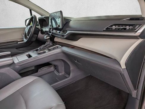 Certified 2024 Toyota Sienna XLE FWD image 22