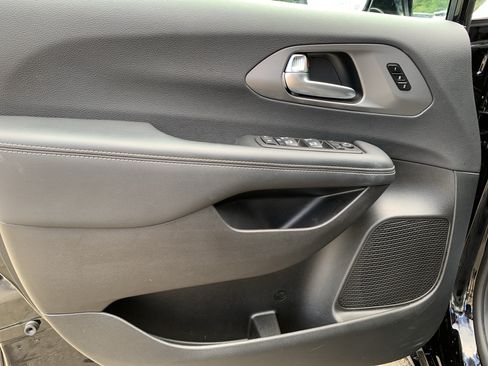 Used 2025 Chrysler Pacifica Select FWD image 20