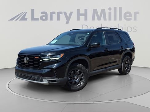 Used 2025 Honda Pilot TrailSport image 1