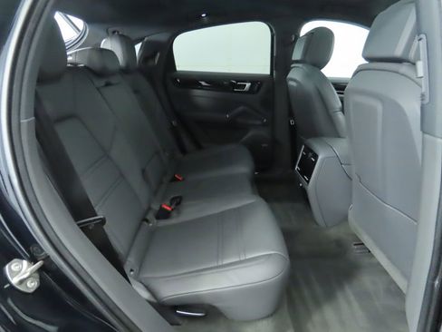 Used 2020 Porsche Cayenne image 23
