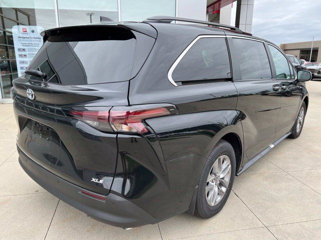 Used 2025 Toyota Sienna XLE w/ XLE Plus Package AWD/4WD image 7