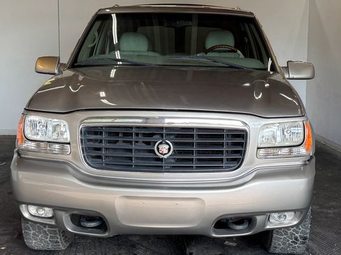 Used 2000 Cadillac Escalade 4WD image 3