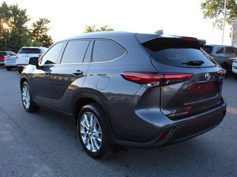 Used 2021 Toyota Highlander XLE AWD/4WD image 5