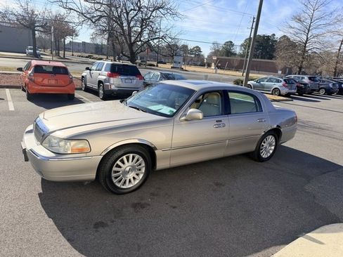 Used 2003 Lincoln Town Car Signature image 7