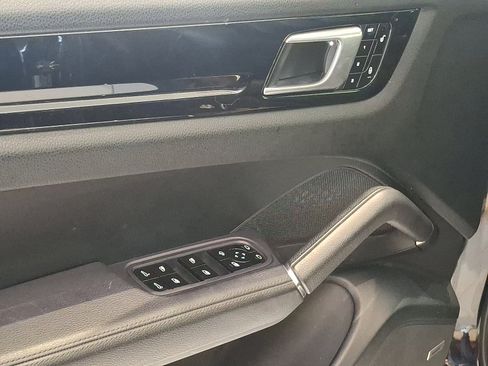 Used 2019 Porsche Cayenne image 12