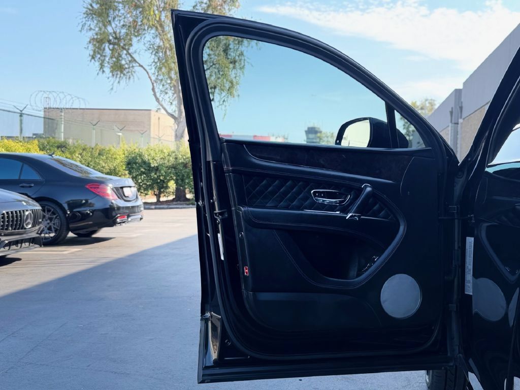 Used 2017 Bentley Bentayga AWD/4WD image 9