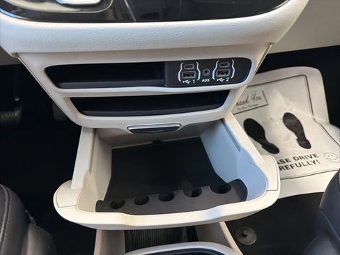 Used 2023 Chrysler Pacifica Touring-L FWD image 29