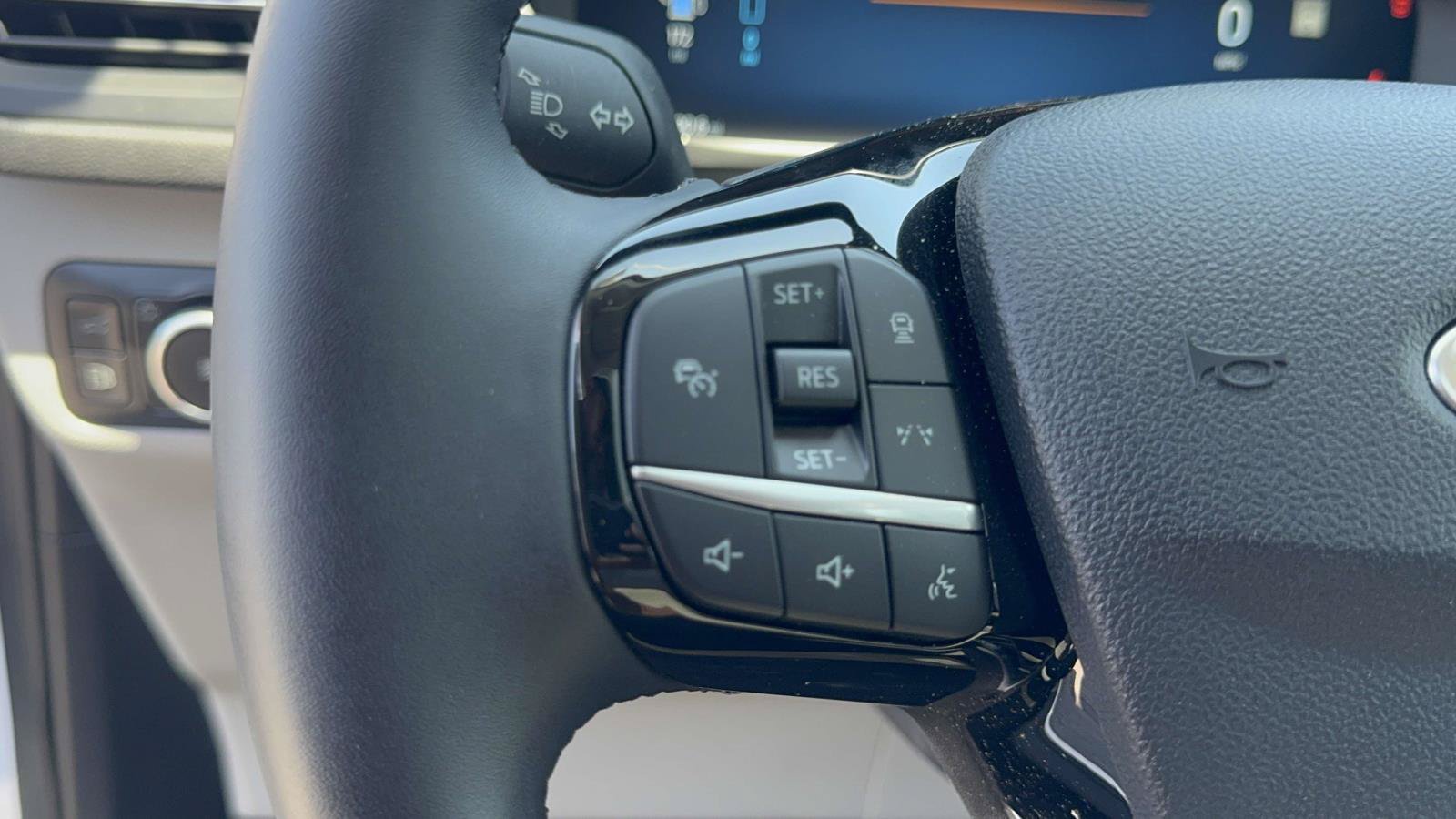 New 2023 Ford Escape SE w/ PHEV Premium Package FWD image 11