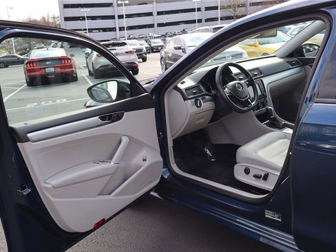 Used 2019 Volkswagen Passat 2.0T Wolfsburg image 12