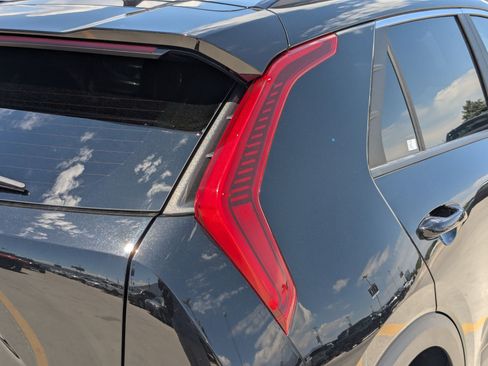 Certified 2024 Kia Niro EX FWD image 11
