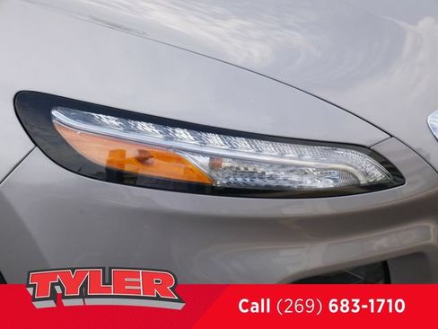 Used 2016 Jeep Cherokee Latitude FWD image 10