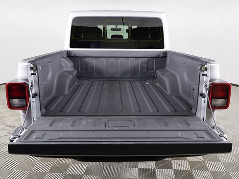 Used 2023 Jeep Gladiator Overland image 12