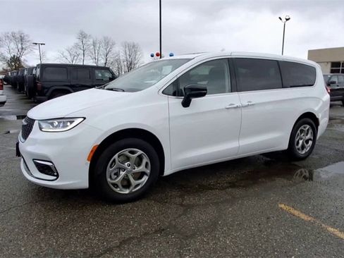 Certified 2024 Chrysler Pacifica Limited image 4