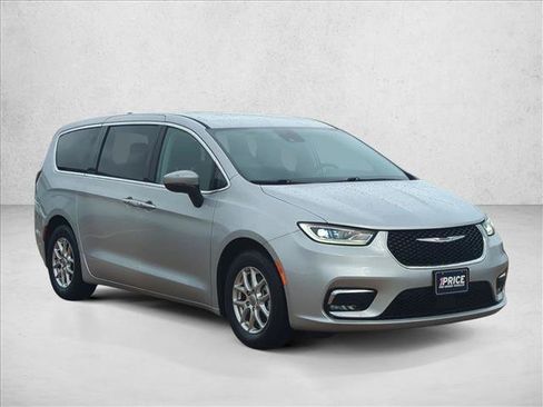 Used 2023 Chrysler Pacifica Touring-L FWD image 3