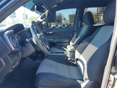 Used 2022 Toyota Tacoma TRD Sport w/ Technology Package image 18