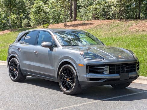 Certified 2024 Porsche Cayenne AWD/4WD image 33