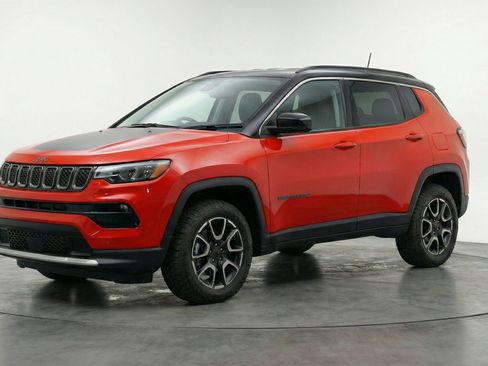 Used 2025 Jeep Compass Trailhawk AWD/4WD image 3