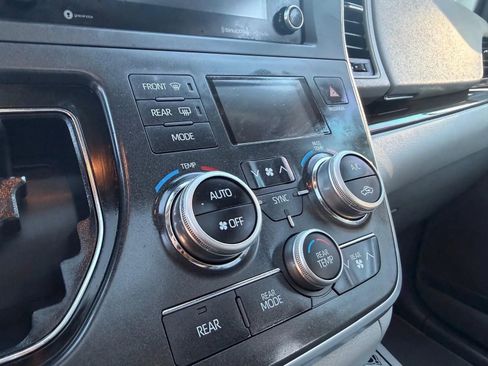 Used 2020 Toyota Sienna XLE image 34