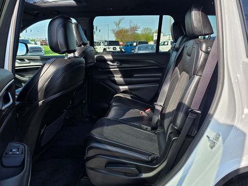 Used 2025 Jeep Grand Cherokee L Altitude image 32